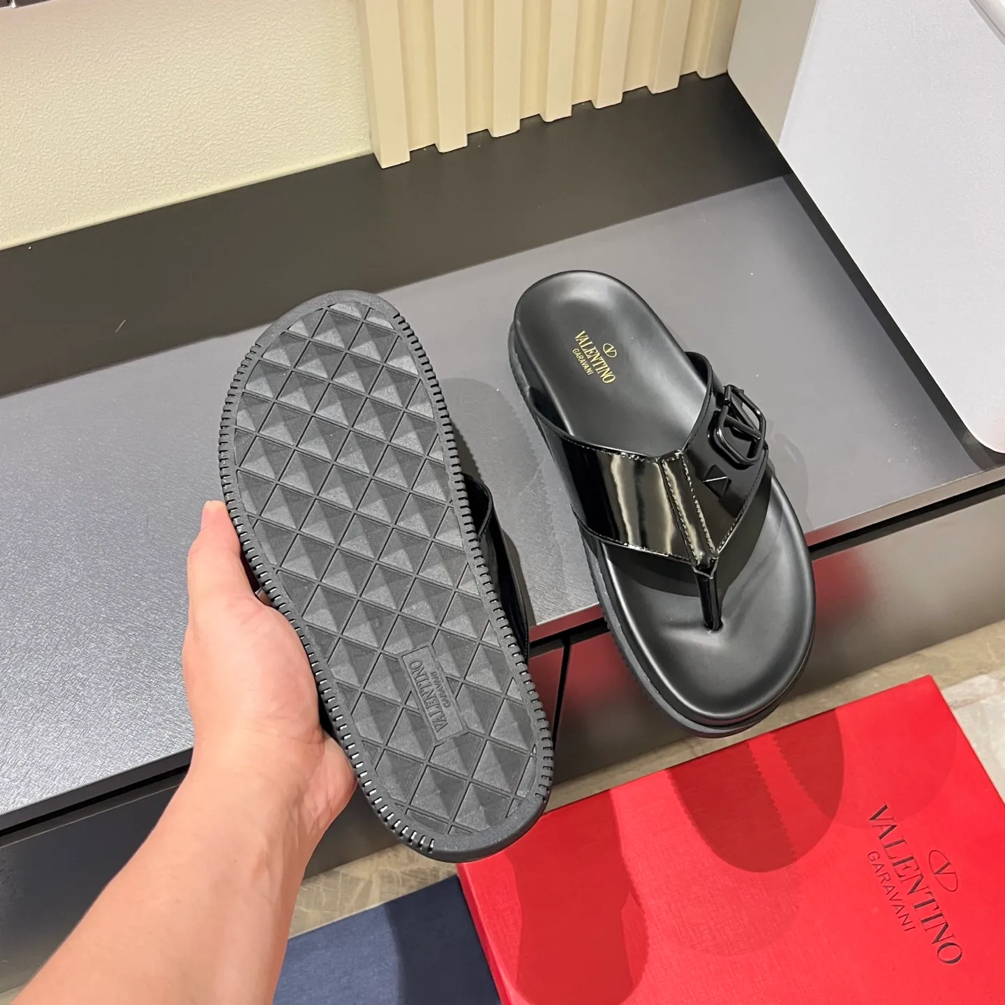 p300《VALENTINO》Warren Men🧍‍♂️Spring and Summer New Style. Cowhide logo flat slippers, elegant sandals, the same style worn by celebrities, original molding, imported calfskin. Rubber outsole. Soft and durable, full set of counter packaging, 38-44!